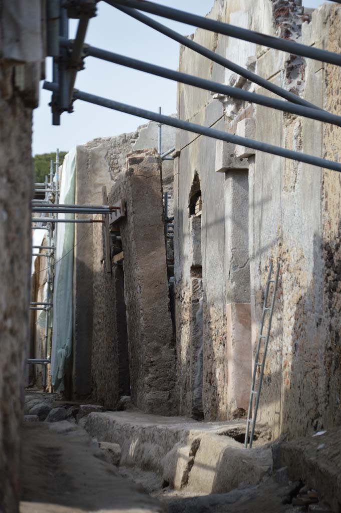 V.3 Pompeii, Casa del Giardino. March 2019. 
Looking north on Vicolo dei Balconi, towards entrance doorway, centre right, from Via di Nola.
Foto Taylor Lauritsen, ERC Grant 681269 DÉCOR.
