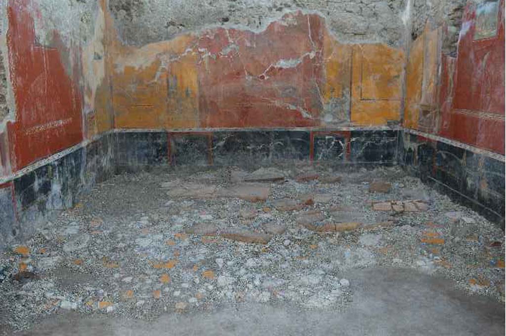 V.3 Pompeii. Casa del Giardino. 2018. Ambiente 1, view to the east wall. Both the portico and the rooms that faced it have a rich fresco decoration. In
particular, a room has been excavated with in the middle of one wall is a painted architectural decoration, an idyllic-sacral picture, with cult scenes in a woodland environment. Similar paintings, but in a worse state of preservation, decorated two more walls of the same room.

Ambiente 1, vista sulla parete est. Sia il portico, sia le stanze che vi si affacciavano, presentano una ricca decorazione ad affresco. In particolare, una stanza ha restituito, al centro di una parete con finta decorazione architettonica, un quadretto idillico-sacrale, con scene di culto in un ambiente boschivo. Quadretti analoghi, ma in peggiori condizioni di conservazione, decoravano altre due pareti della stessa stanza.

Photograph © Parco Archeologico di Pompei.