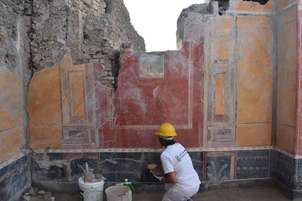 V.3 Pompeii. Casa del Giardino. October 2018. Ambiente 1, south wall, with sacred landscape.

Ambiente 1, parete sud, con paesaggio sacro.

Photograph © Parco Archeologico di Pompei.
