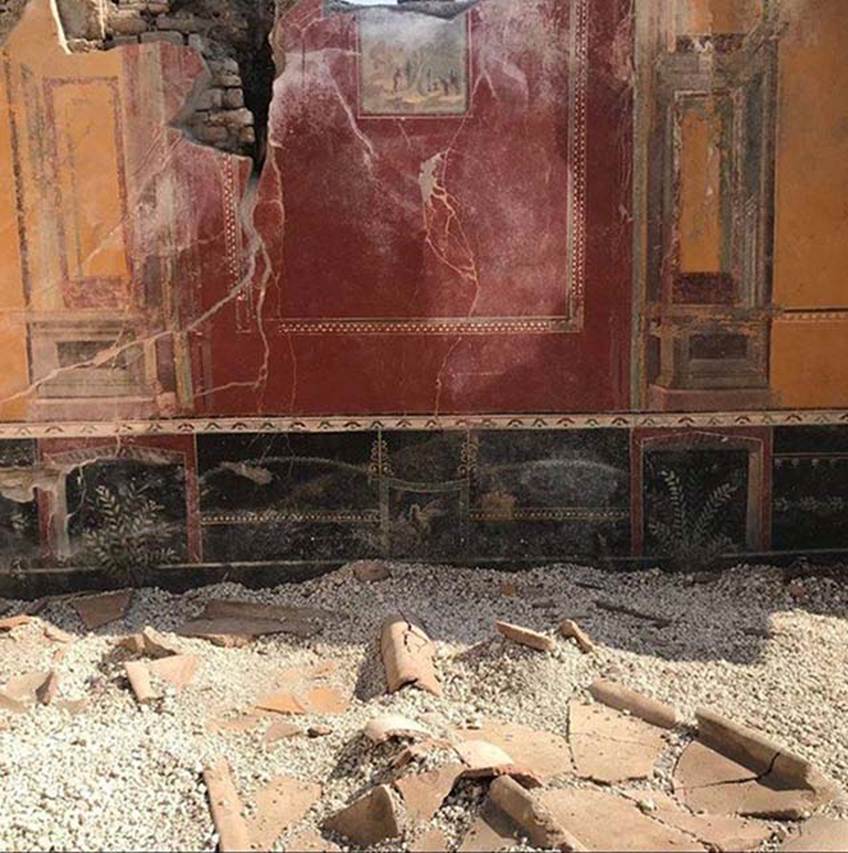 V.3 Pompeii. Casa del Giardino. November 2018. Ambiente 1, north of the garden. Wall with sacred landscape found during 2018 excavations. 
Tiles from the roof are on the floor.

Ambiente 1, a nord del giardino. Muro con paesaggio sacro trovato durante gli scavi del 2018.
Tegole dal tetto sono sul pavimento.

Photograph © Parco Archeologico di Pompei.
