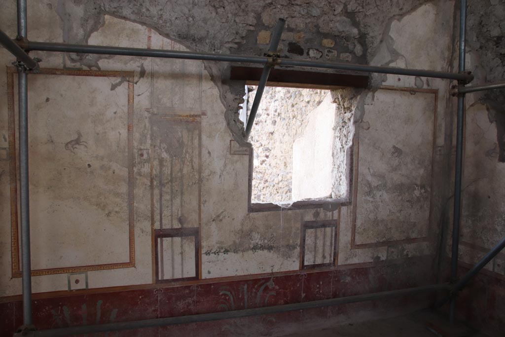 V.3 Pompeii. Casa del Giardino. October 2022. 
Room 7, looking towards south wall and window onto garden area. Photo courtesy of Klaus Heese. 

