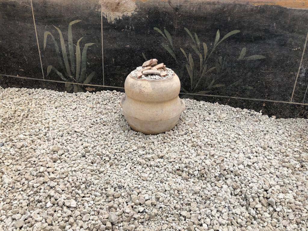 V.3 Pompeii. Casa del Giardino. 2018. Terracotta vessel with broken rim, found in the portico.

Vaso di terracotta con bordo rotto, trovato nel portico.

Photograph © Parco Archeologico di Pompei.
