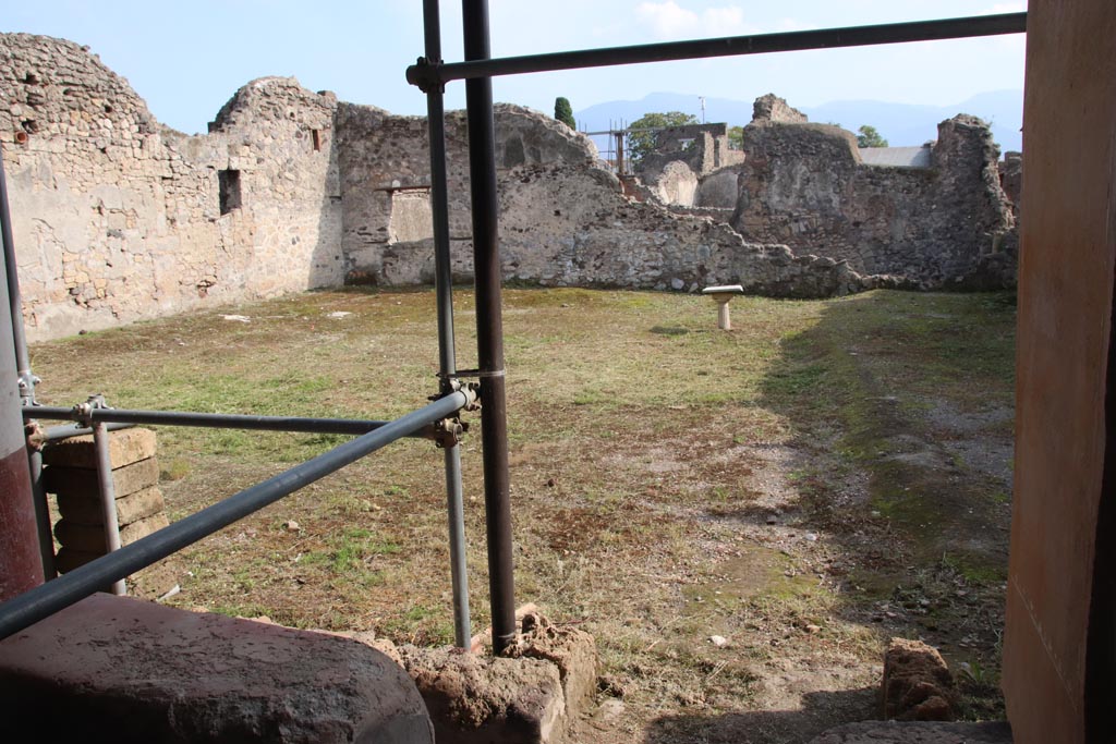 V.3 Pompeii. Casa del Giardino. October 2022. 
Looking south from portico 10 through doorway at west end into garden area. Photo courtesy of Klaus Heese. 

