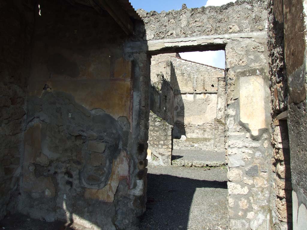 V.4.3 Pompeii. March 2009. Doorway to tablinum in north wall of atrium.