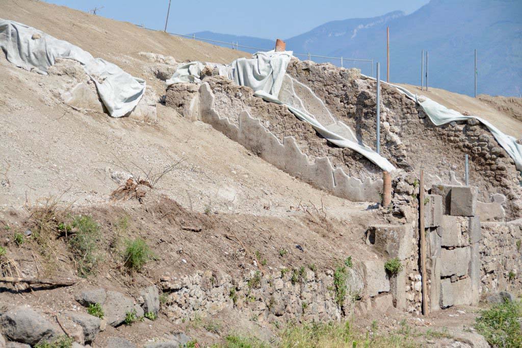 V.6.13 Pompeii, on right. 2018. Looking south along east side of Via del Vesuvio. 
Photo © Parco Archeologico di Pompei.

