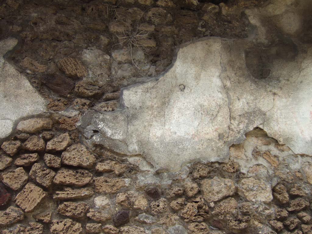 V.7.6 Pompeii. May 2006. Remains of plaster on west side of doorway.