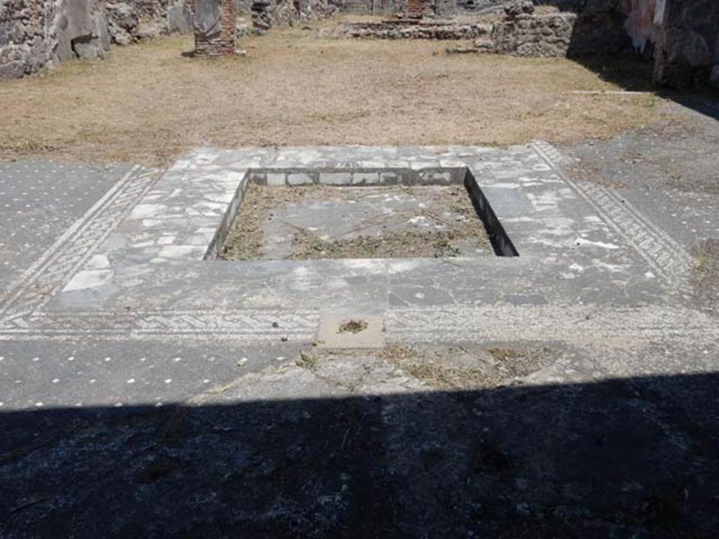 VI.1.7 Pompeii. May 2017. Impluvium in atrium, looking east. Photo courtesy of Buzz Ferebee.

