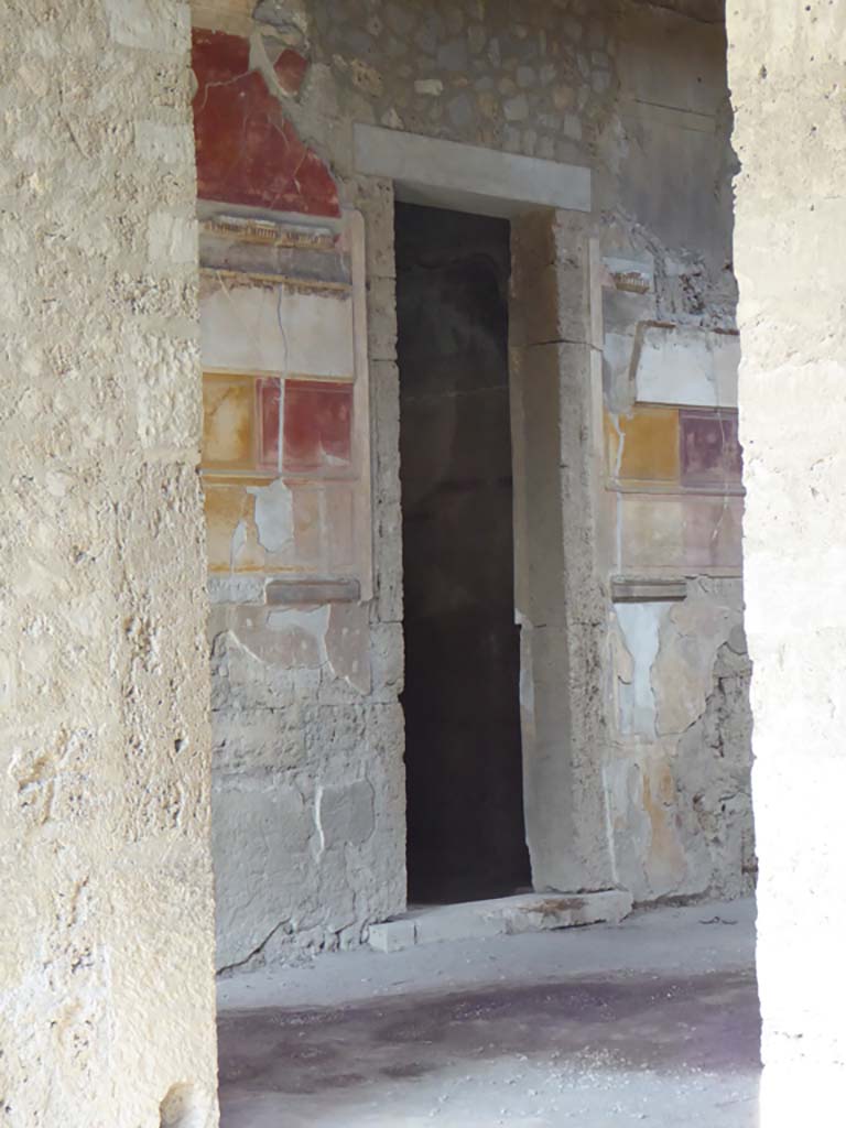 VI.2.4 Pompeii, January 2017. Doorway to first cubiculum on north side of atrium.
Foto Annette Haug, ERC Grant 681269 DÉCOR.

