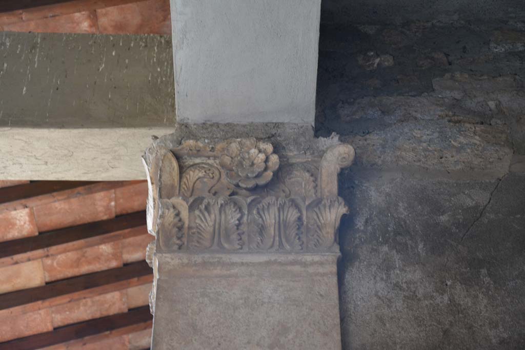 VI.2.4 Pompeii. March 2019. Looking west towards capital on west wall of north ala.
Foto Annette Haug, ERC Grant 681269 DÉCOR.
