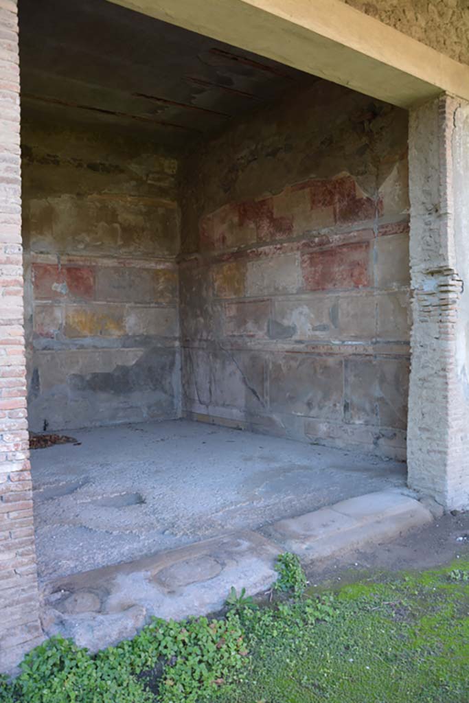 VI.2.4 Pompeii. December 2017. 
Looking north-west towards oecus of north side of tablinum, from portico.
Foto Annette Haug, ERC Grant 681269 DCOR.
