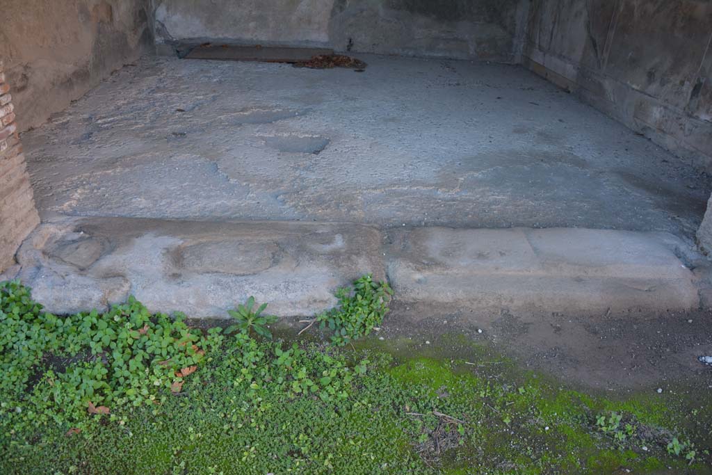 VI.2.4 Pompeii. December 2017. Looking west across flooring in oecus from portico.
Foto Annette Haug, ERC Grant 681269 DCOR.

