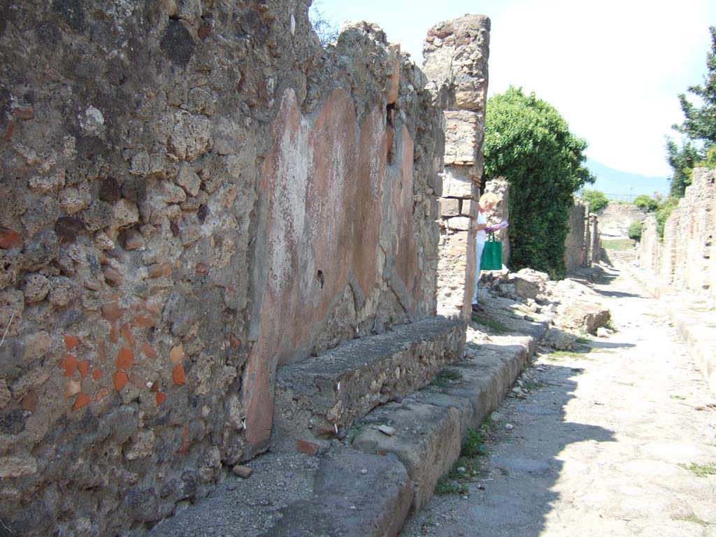VI.2.29 Pompeii. September 2005. Bench outside on south side of entrance doorway.
The house was in a small roadway; at the side of the doorway was a masonry bench, where the family could sit during the evening in the good weather taking the fresh air, as this house did not have a courtyard. 
See Mazois, F., 1824. Les Ruines de Pompei : Second Partie. Paris : Firmin Didot. (p.45-6, Pl IX. fig. II). 
