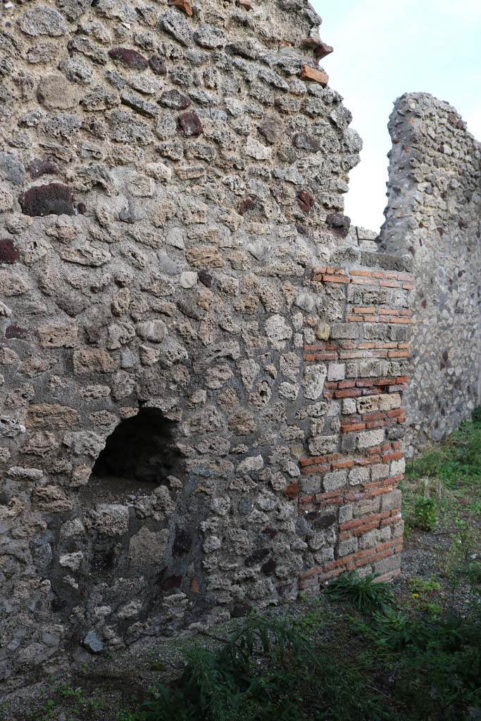 VI.3.4 Pompeii. December 2018. 
Looking towards east wall with niche in room on the north side of the shop.Photo courtesy of Aude Durand.


