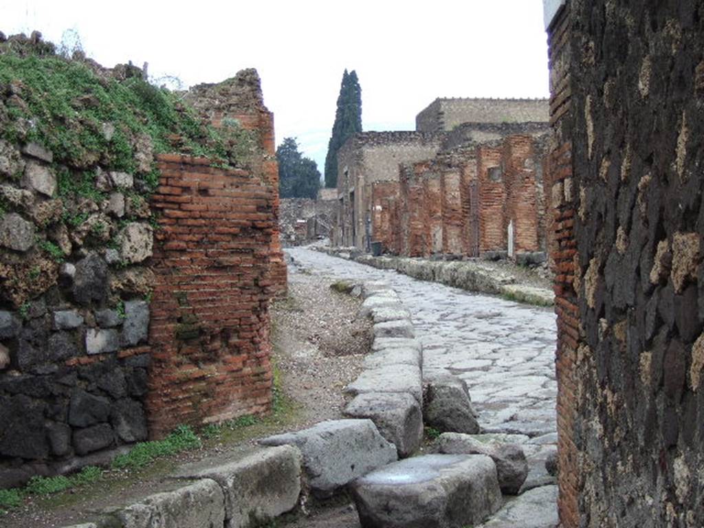 VI.17 Pompeii. December 2006. Vicolo del Farmacista looking north to VI.3 on east side of Via Consolare. On the right is the side wall of VI.4.1. 


