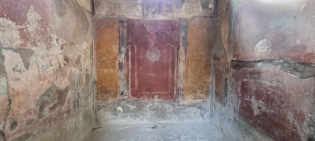 VI.8.3/5 Pompeii. December 2023. Room 16, looking towards west wall. Photo courtesy of Miriam Colomer.
The dado of this wall was black, with painted plants in separate panels.
The central panel of the middle zone was red separated from the yellow side panels by narrow black bands, possibly with golden candelabra.
In the middle of the red central panel was a painted medallion.
The upper zone was white with architectural paintings, and a moulded stucco cornice.
See Bragantini, de Vos, Badoni, 1983. Pitture e Pavimenti di Pompei, Parte 2. Rome: ICCD. (p.173)

