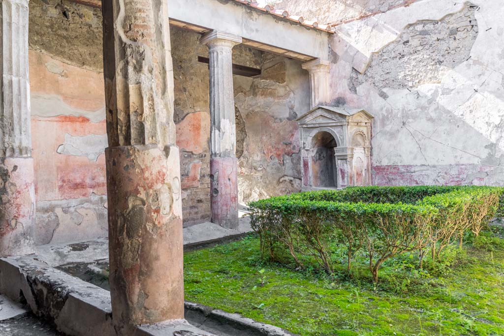 VI.8.3/5 Pompeii. April 2022. Looking across peristyle garden from south portico. Photo courtesy of Johannes Eber.