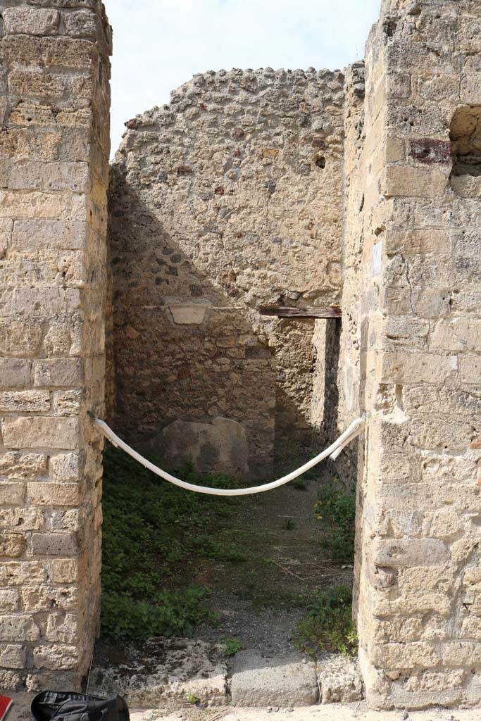 VI.8.14, Pompeii. December 2018. 
Looking west through entrance doorway. Photo courtesy of Aude Durand.
