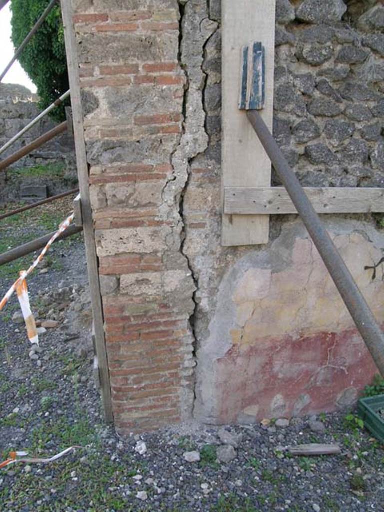 VI.8.20 Pompeii. June 2005. Remains of wall and painted wall decoration on west wall, leading to tablinum of VI.8.21. Photo courtesy of Nicolas Monteix.

