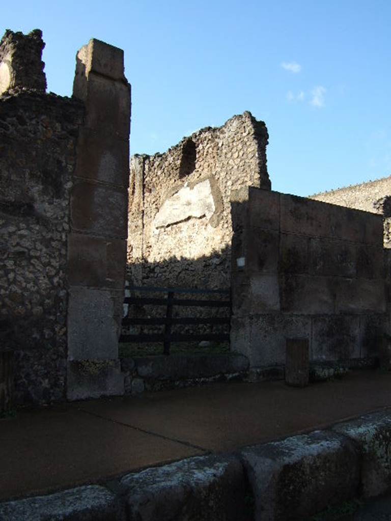 VI.8.20 Pompeii. December 2005. Entrance doorway on Via di Mercurio.  
According to Varone and Stefani, CIL IV 30 was found on the wall to the right of the entrance doorway, and is still partially conserved, see photos above and below. However, according to them because of an error made in old restoration, the block containing the letter Q of the inscription, has been separated from it. This block is now the fourth block up, in the south door-jamb of the entrance doorway. See Varone, A. and Stefani, G., 2009. Titulorum Pictorum Pompeianorum, Rome: Lerma di Bretschneider, (p.318)
