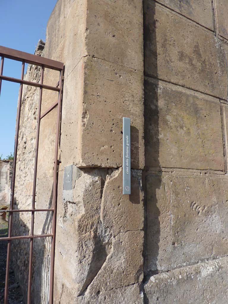 VI.8.22 Pompeii. October 2014. North side of entrance doorway.
Foto Annette Haug, ERC Grant 681269 DÉCOR.

