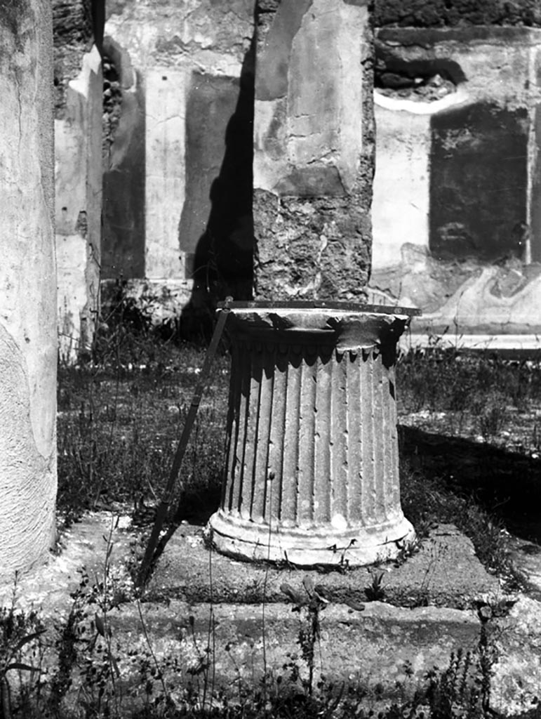 VI.9.6 Pompeii. W.784. Room 3, travertine puteal on north side of impluvium in atrium.
The painted walls of rooms 13 and 12 can be seen, in the background.
Photo by Tatiana Warscher. Photo © Deutsches Archäologisches Institut, Abteilung Rom, Arkiv. 
