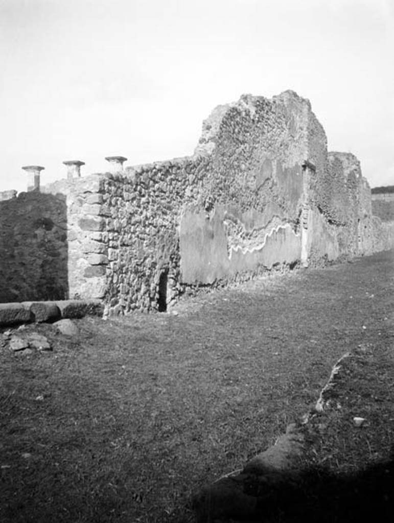 231040 Bestand-D-DAI-ROM-W.731.jpg
6.9.11Pompeii. W 731 Faade on Vicolo del Fauno, rear of 6.9.3/4/5 
Photo by Tatiana Warscher. With kind permission of DAI Rome, whose copyright it remains. 
See http://arachne.uni-koeln.de/item/marbilderbestand/231040 

