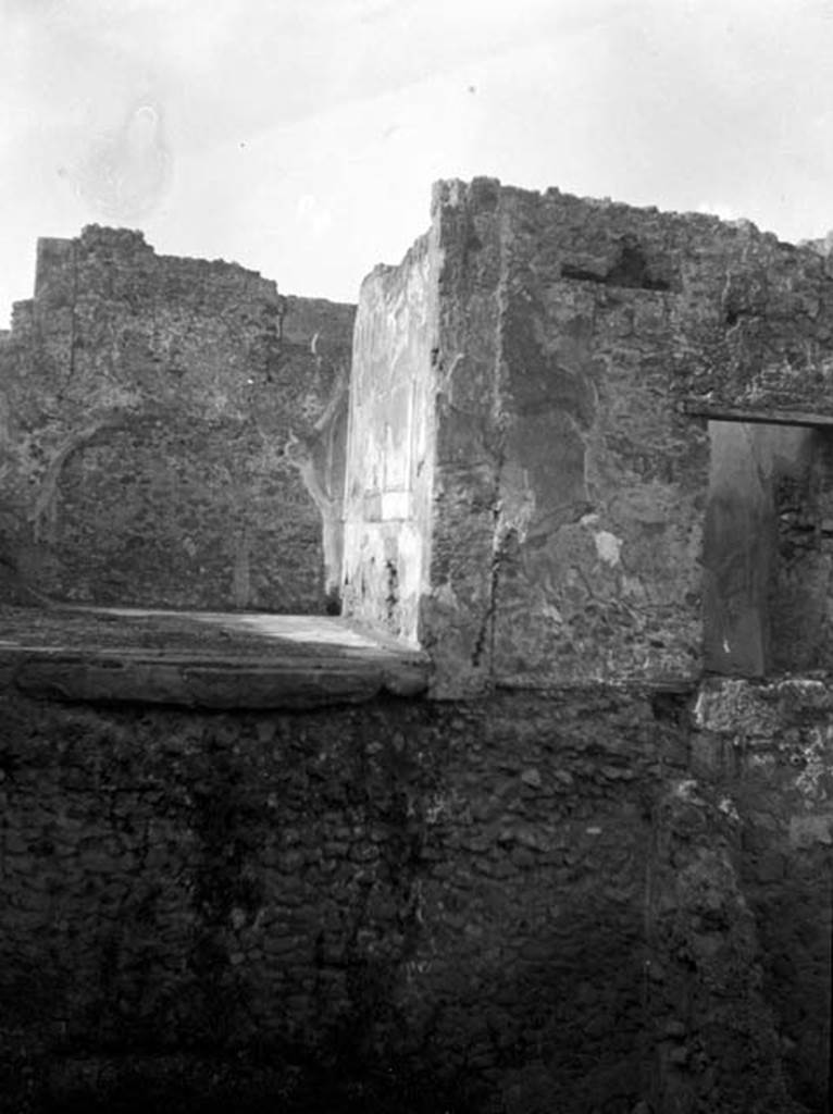 230882 Bestand-D-DAI-ROM-W.732.jpg
6.9.11 Pompeii. W732. Looking west towards room 32, (on left) and doorway from room 28 (on right). Taken from underground area at rear of 6.9.5.
Photo by Tatiana Warscher. With kind permission of DAI Rome, whose copyright it remains. 
See http://arachne.uni-koeln.de/item/marbilderbestand/230882 
