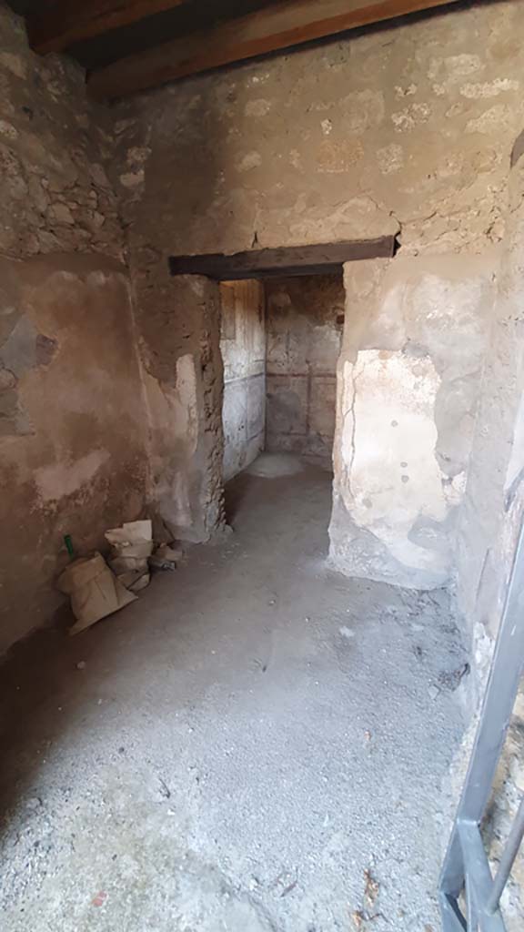 VI.10.1 Pompeii. July 2021. 
Looking east across two rooms on south side of east wall of bar-room.
Foto Annette Haug, ERC Grant 681269 DCOR.
