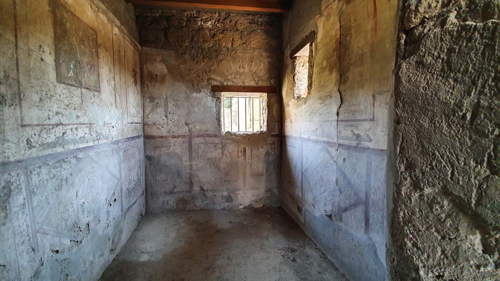 VI.10.1 Pompeii. July 2021. Looking east across rear room from doorway.
Foto Annette Haug, ERC Grant 681269 DCOR.
