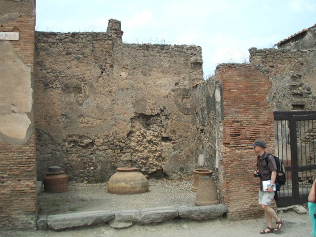 VI.10.10 Pompeii. May 2005. Looking north to shop.
According to Pagano and Prisciandaro, found in January 1827 on the pilaster on the right side of the entrance doorway, was 
M(arcum) Cerrinium
Vatiam aed(ilem)
Tintirius rog(at)    [CIL IV 156]
See Pagano, M. and Prisciandaro, R., 2006. Studio sulle provenienze degli oggetti rinvenuti negli scavi borbonici del regno di Napoli.  Naples : Nicola Longobardi. (p.136)  PAH II, 183. 
