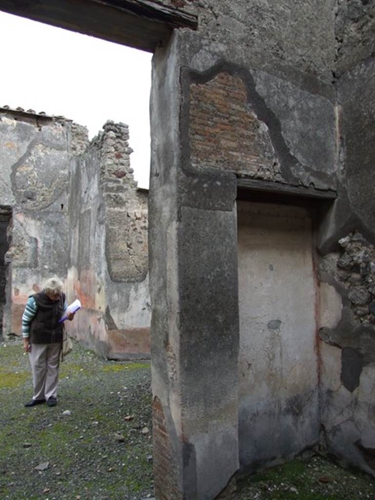 VI.10.11 Pompeii.  March 2009.  Room 12.  Cubiculum on west side of atrium.  Recess in south east corner.
