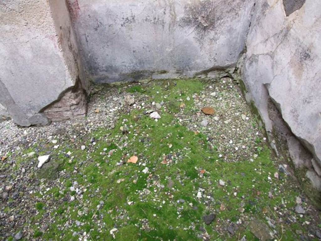 VI.10.11 Pompeii. March 2009. Room 12, red and white painting in recess in south-east corner of cubiculum on west side of atrium.  