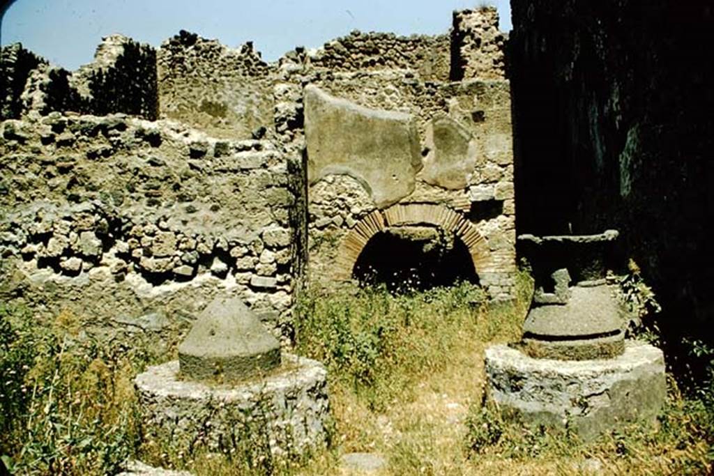 VI.11.9 Pompeii. 1957.  Looking north across bakery 16 towards oven. Photo by Stanley A. Jashemski.
Source: The Wilhelmina and Stanley A. Jashemski archive in the University of Maryland Library, Special Collections (See collection page) and made available under the Creative Commons Attribution-Non-Commercial License v.4. See Licence and use details.
J57f0340

