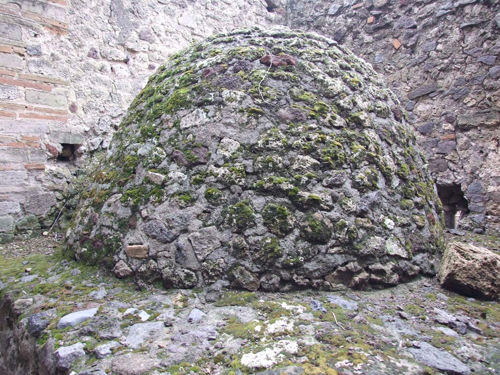VI.11.9 Pompeii. December 2006. Room 16, rear view of oven in small bakery.
