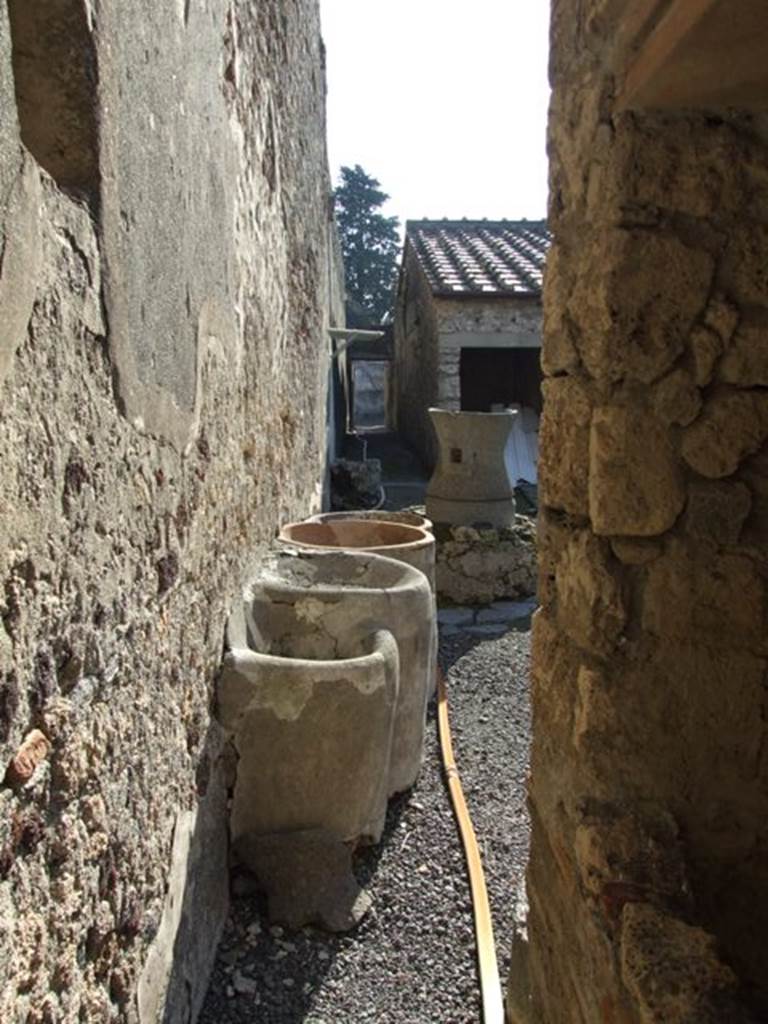 VI.11.9 Pompeii. December 2007. Room 16, looking south from corridor at side of oven.