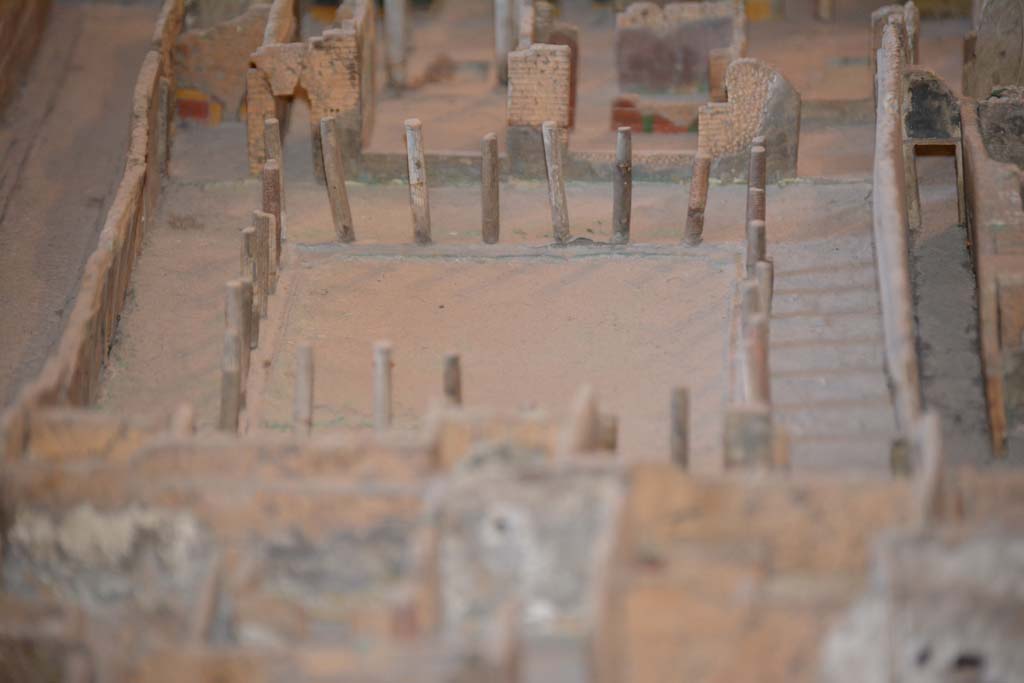 VI.11.9/10 Pompeii. July 2017. Looking across peristyle 36 towards the south portico and its rooms.
From cork model in Naples Archaeological Museum.
Foto Annette Haug, ERC Grant 681269 DCOR.
