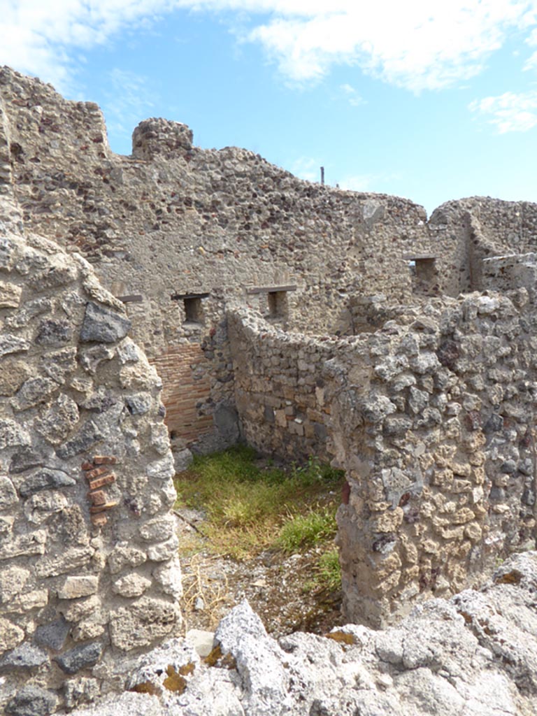 VI.12.2 Pompeii. September 2015. Looking east through doorway into Latrine.
Foto Annette Haug, ERC Grant 681269 DÉCOR.
