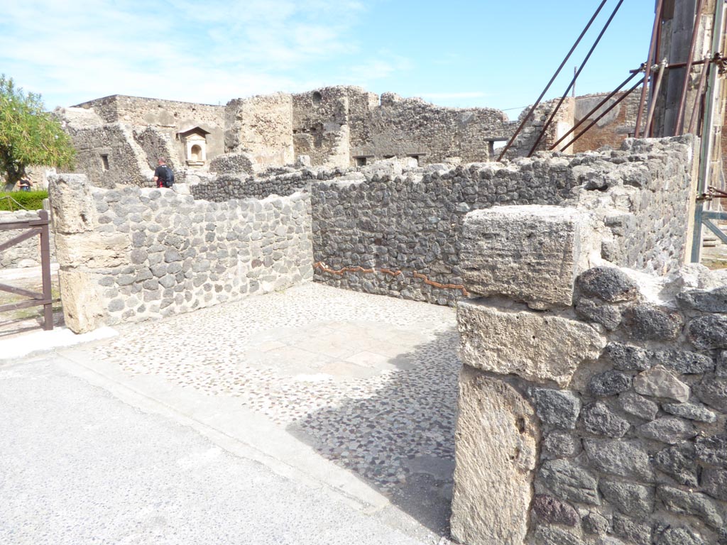 VI.12.2 Pompeii. September 2015. Looking north-east to Ala 30, on east side of Primary Atrium. 
Foto Annette Haug, ERC Grant 681269 DÉCOR.

