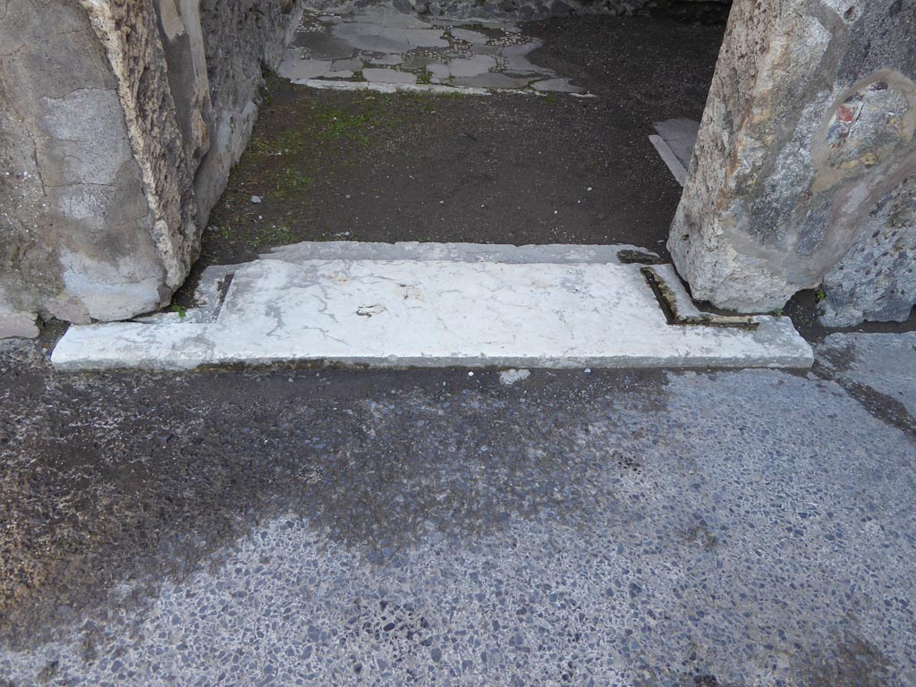 VI.12.2 Pompeii. January 2017. Cubiculum 28, looking east from atrium towards doorway threshold.
Foto Annette Haug, ERC Grant 681269 DÉCOR.

