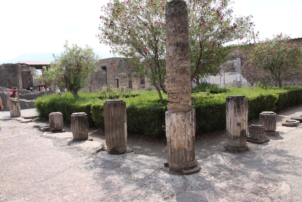 VI.12.2 Pompeii. September 2021. 
Looking south-west across middle peristyle, from north-east corner. Photo courtesy of Klaus Heese.
