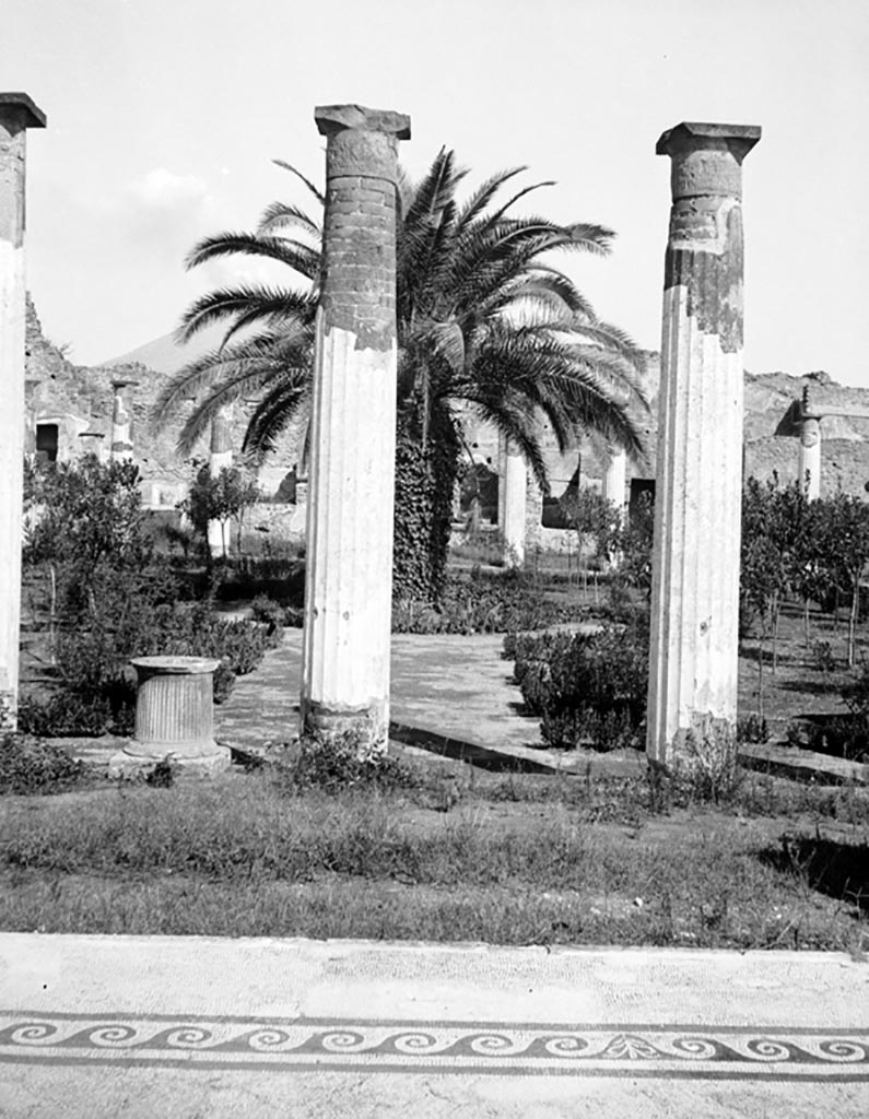 VI.12.2 Pompeii. W1145 Looking north across second peristyle, from area of oecus/triclinium.
Photo by Tatiana Warscher. Photo © Deutsches Archäologisches Institut, Abteilung Rom, Arkiv. 
