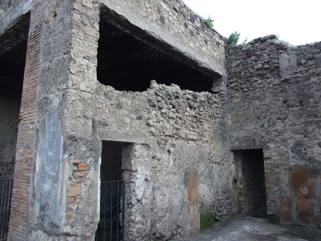 VI.12.2 Pompeii. March 2009. 
East wall, left, with doorway to oecus, previously a caldarium, in south-east corner of second or rear peristyle.
