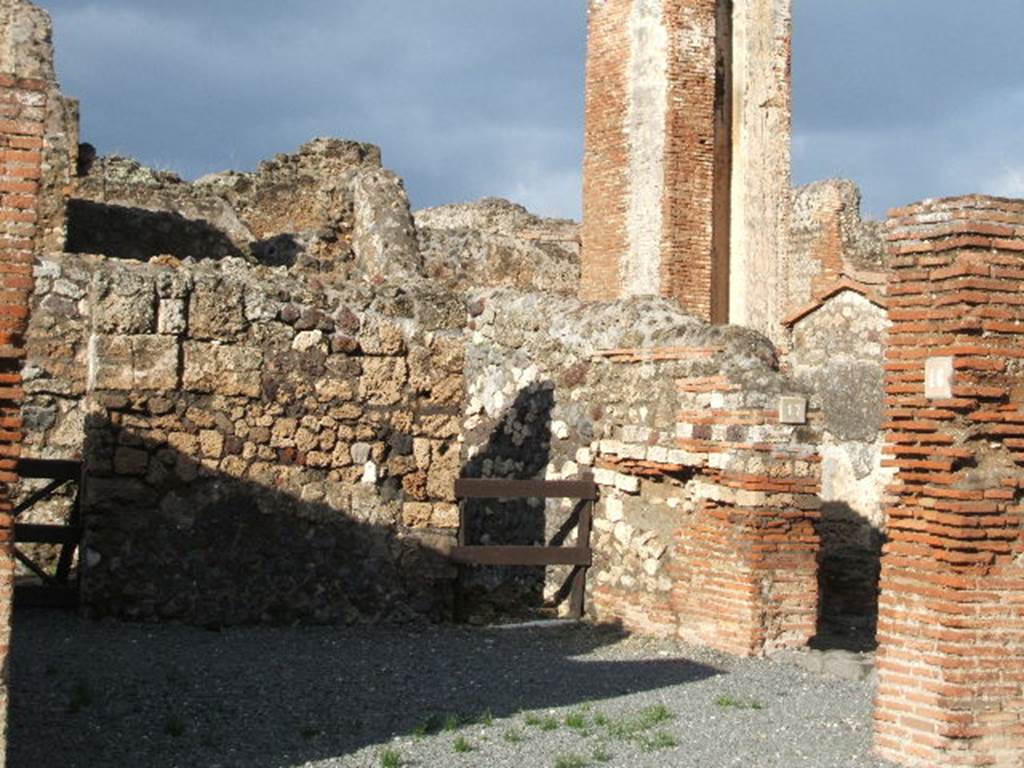 VI.14.16 Caupona.  
Linked to VI.14.17 and VI.14.12

VI.14.16 front 
and VI.14.17 around corner behind pillar on Via del Vesuvio

