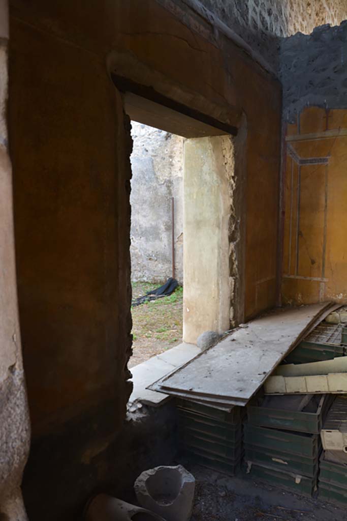 VI.14.20 Pompeii. October 2019. Room 13, east wall with window overlooking garden area.
Foto Annette Haug, ERC Grant 681269 DCOR.
