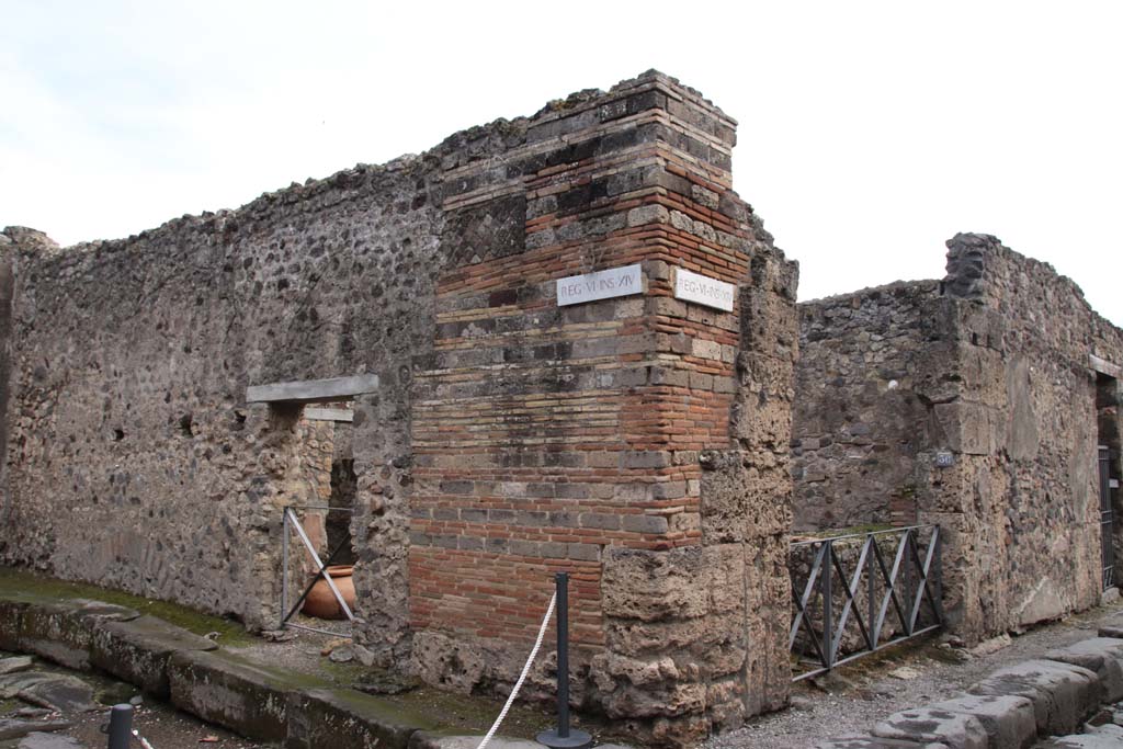 VI.14.36, on right, and VI.14.35, on left. North-west corner of roadway, with Vicolo di Mercurio on left, and Vicolo dei Vettii, on right.
Photo courtesy of Klaus Heese.
