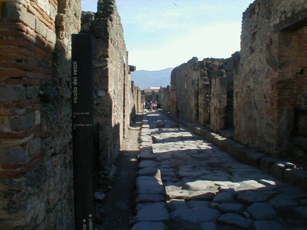 VI.14.36 Caupona DI SALVIUS.  Linked to VI.14.35

VI.14.36                               Vicolo dei Vettii looking south             VI.13