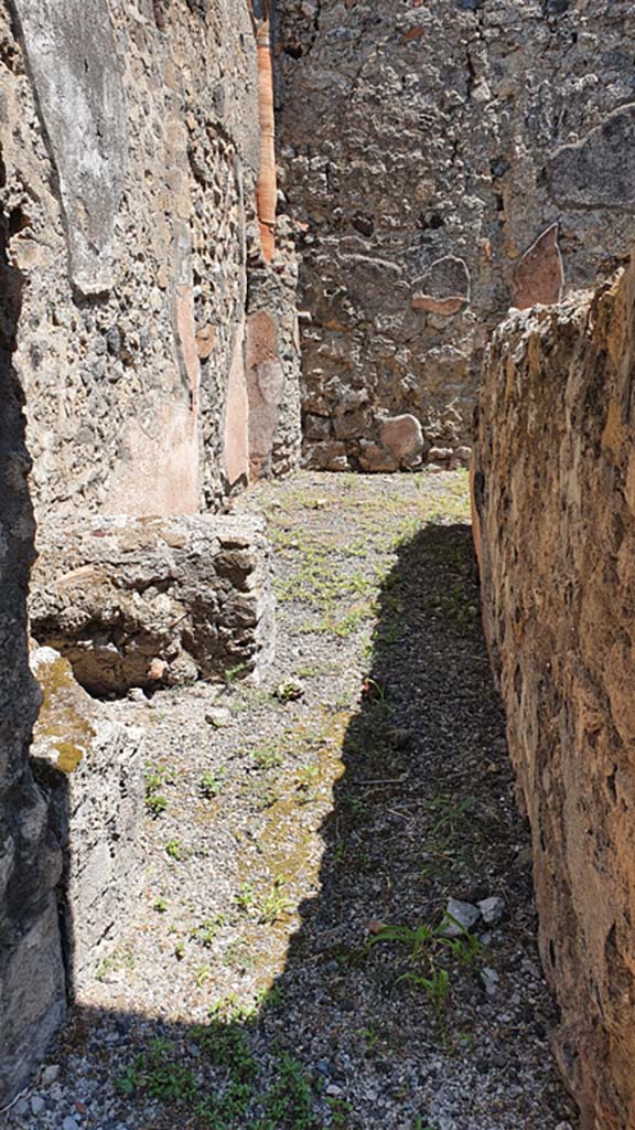 VI.14.36 Pompeii. July 2021. Looking east through doorway of kitchen.
Foto Annette Haug, ERC Grant 681269 DÉCOR.

