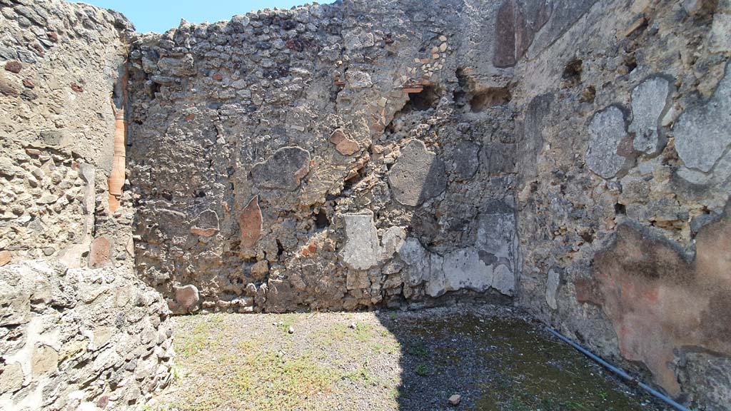 VI.14.36 Pompeii. July 2021. East wall of rear room, with outline of stairs to upper floor.
Foto Annette Haug, ERC Grant 681269 DÉCOR.
