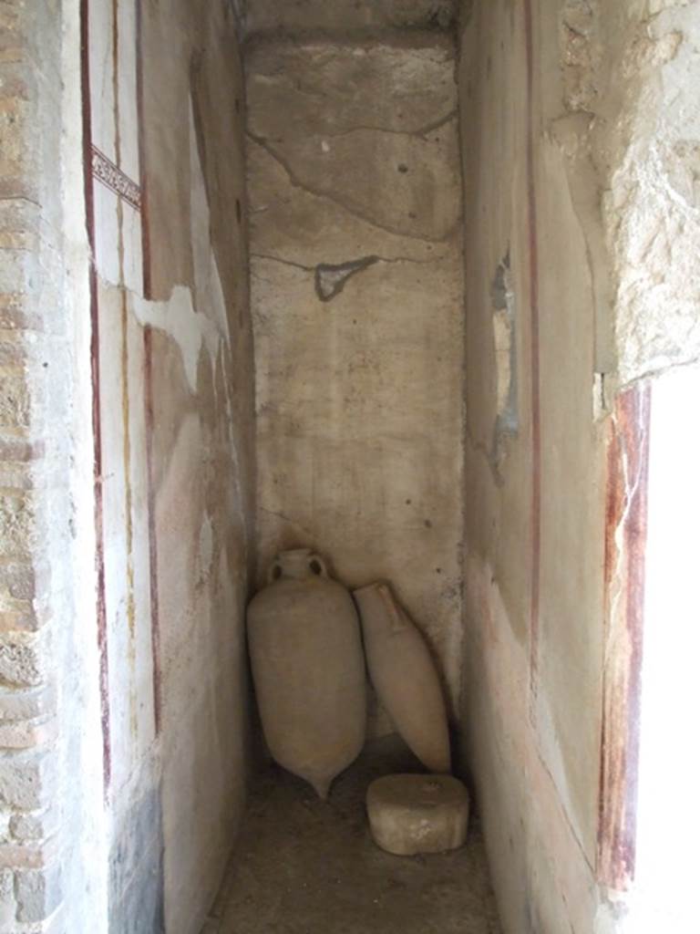 VI.15.8 Pompeii.  December 2007. Small recess on the south side of the portico containing amphorae.