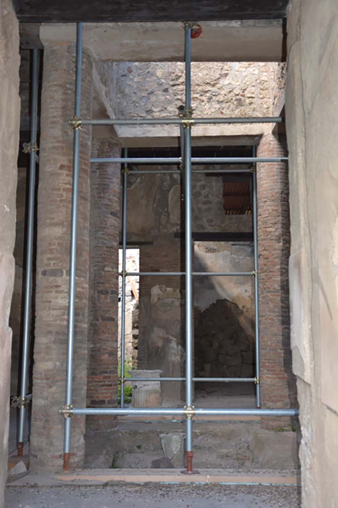 VI.15.9 Pompeii. July 2017. Entrance corridor, looking west to atrium.
Foto Annette Haug, ERC Grant 681269 DCOR.
